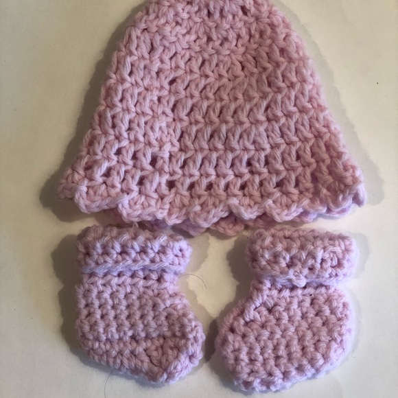 Pink Baby Hat and Booties Set Size Newborn-3M Perfect for a Baby Gift - Picture 2 of 4